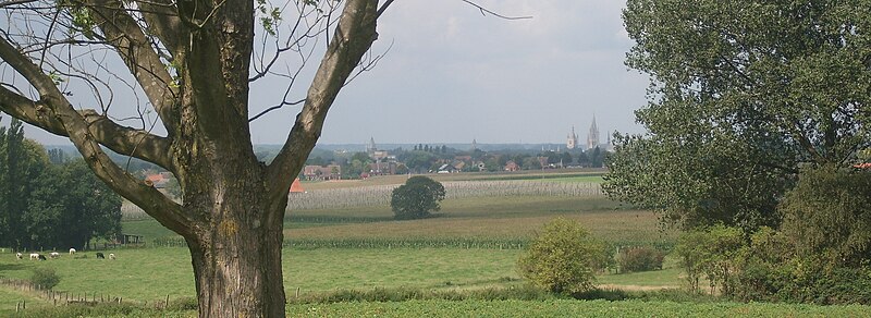 File:Zicht Ieper vanop Hill 62.jpg