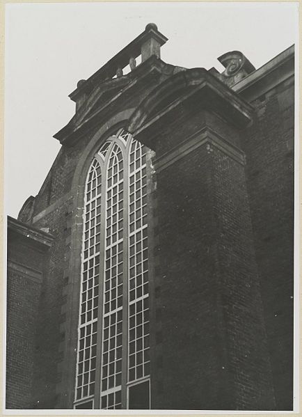 File:Zicht op bovenste deel raam voormalige hervormde kerk - Amsterdam - 20319711 - RCE.jpg