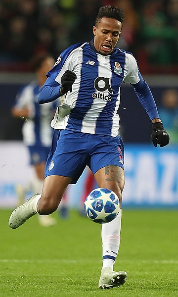 Militão playing for Porto in 2018