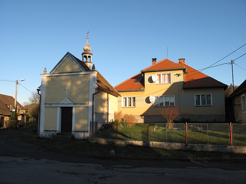 File:Újezdec (Ptenín), kaplička.jpg