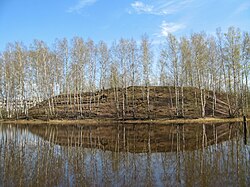 Arroyo sin nombre y la península que lo separa del embalse de Okhtinsky