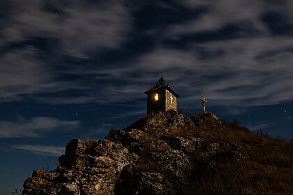 Luz em uma capela de montanha nas colinas de Shyshkovi, região de Tchernivtsi, Ucrânia. As colinas de Shyshkovi são um marco geológico natural de importância local na Ucrânia. A área de calcário erosivo é de 12 hectares sendo um local de crescimento de rara vegetação litófita. (definição 3 543 × 2 362)