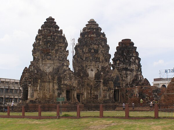 Image: จังหวัดลพบุรี ปรางค์สามยอด   panoramio   CHAMRAT CHAROENKHET