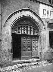 02-Porte sur rue d'une maison au 9, rue d'Aigues-Passe à Mende (Alfred-Nicolas Normand, 1888).jpg