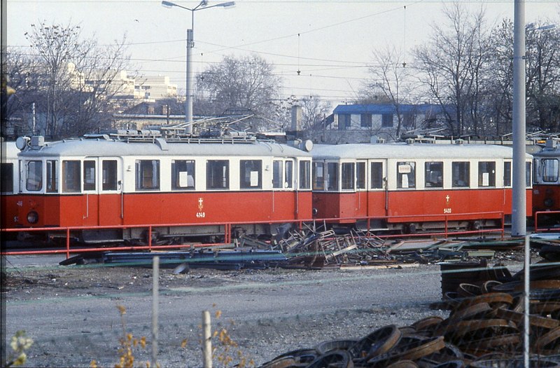 File:111R08161183 Bahnhof Simmering, Freigelände, Hinterstellte Fahrzeuge, Typ M 4149, Typ m3 5400.jpg