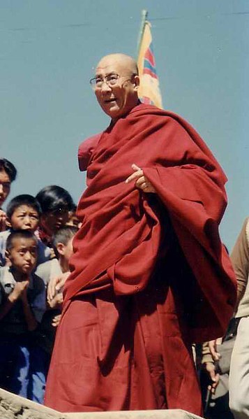 File:14th Dalai Lama of Tibet and the Flag of Tibet in 1994 (cropped).jpg