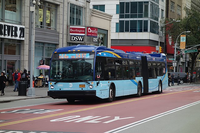 Автобусна смуга по центру вулиці, Нью-Йорк, США