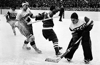 Photographie en noir et blanc d'une rencontre de hockey sur glace.