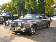 1971 Pontiac Grand Prix Hardtop Coupe. The 1971 model featured single round headlights 1971 Pontiac Grand Prix (2871879060).jpg