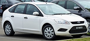 2009-2010 Ford Focus (LV) CL 5-dörrars halvkombi 01.jpg