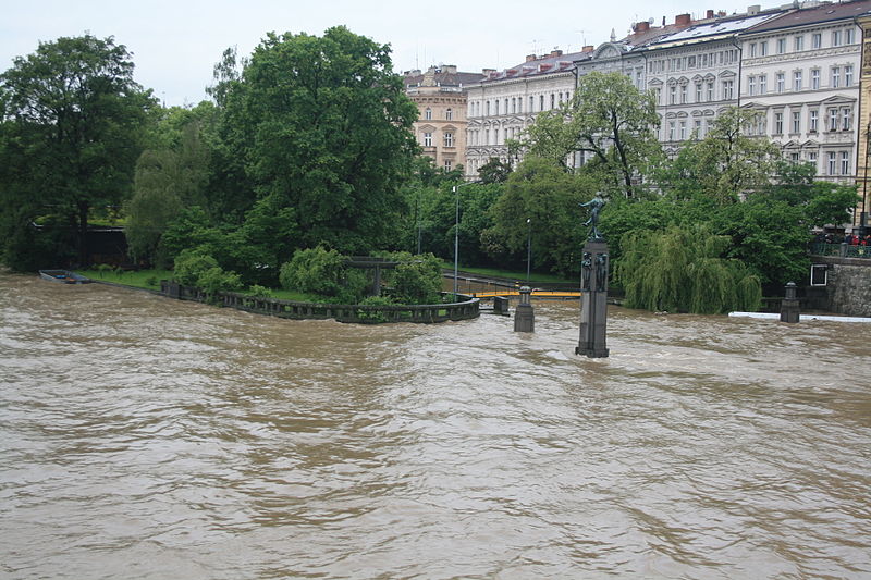 File:2013 - rozvodněná Vltava v Praze 5312.JPG