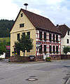 Kulturdenkmal Untere Siegfriedstr. 6 in Schöllenbach, Gemeinde Hesseneck. Heute Rathaus der Gemeinde.