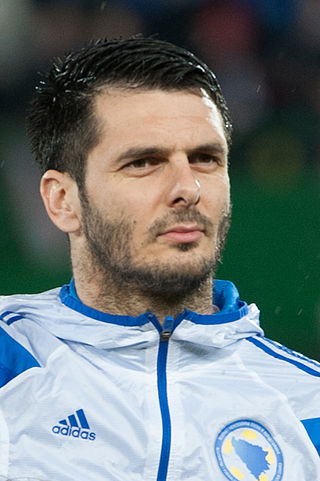 Fortune Salaire Mensuel de Emir Spahic Combien gagne t il d argent ? 1 000,00 euros mensuels