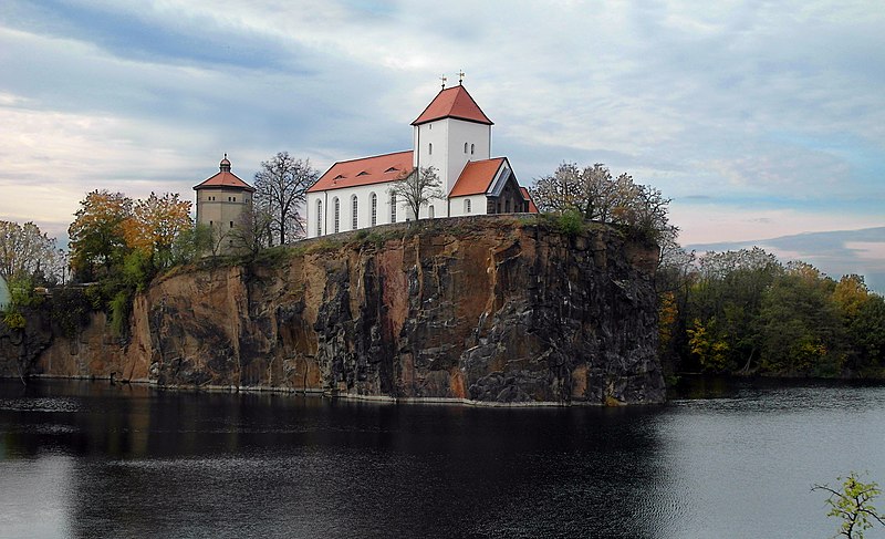 File:20171104115DR Beucha (Brandis) Bergkirche und Wasserturm.jpg