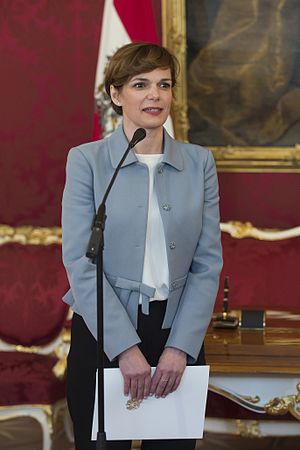 2017 Angelobung von Pamela Rendi-Wagner (33282934936).jpg