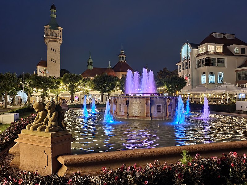 File:2022 Sopot by night 2.jpg