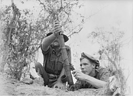 Австралийские солдаты ведут огонь из миномёта. Новая Гвинея, 1945 год