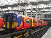 La Class 455 fonctionnant via le troisième rail à 750V CC exploité par South Western Railway et Southern