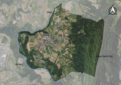 Photo aérienne en couleurs de la commune.