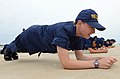 Рекрут береговой охраны США во время выполнения планки. Приподнятая поза — неправильное выполнение упражнения