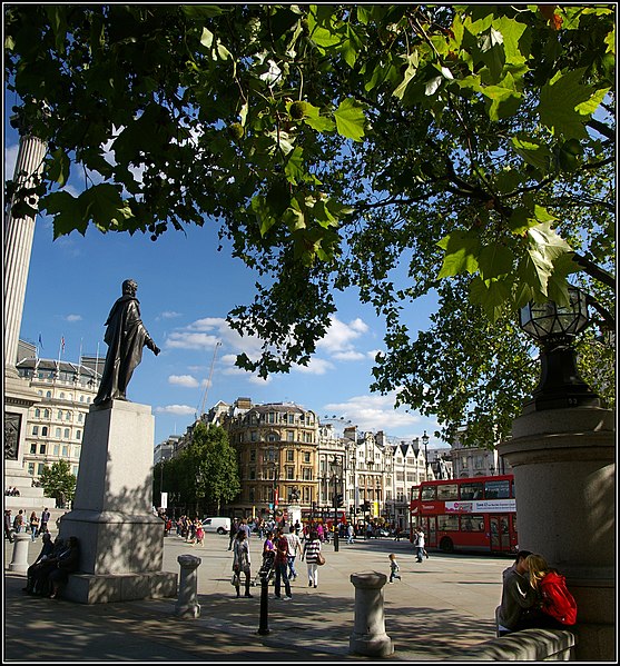 File:A peaceful moment in Trafalgar Square. Peter Neaum. - panoramio.jpg