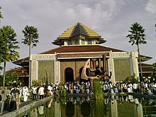 Ied Fitri UGM Camii Yogya'da dua ettikten sonra - panoramio.jpg