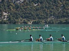 quatre hommes pratiquant l'aviron