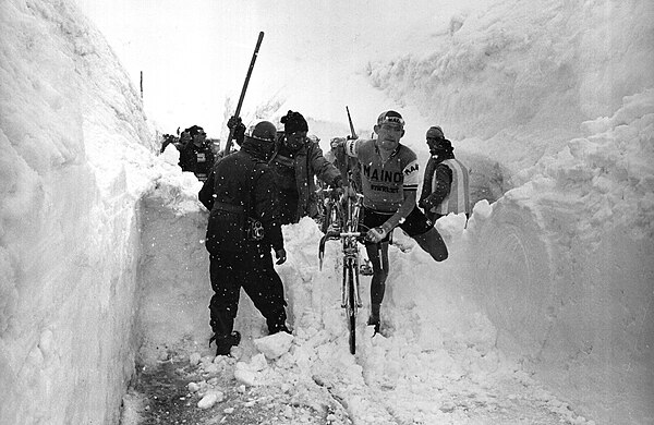 Aldo Moser navigating the snow atop the Stelvio Pass during the 20th stage