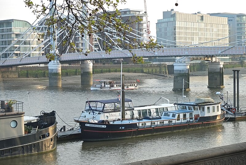 File:Along the Chelsea Embankment 2 - geograph.org.uk - 6125363.jpg