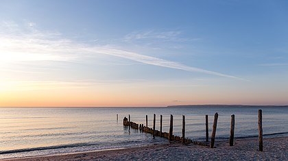 Restos de um antigo píer na praia de Juliusruh, ilha de Rügen, nordeste da Alemanha. (definição 5 000 × 2 811)