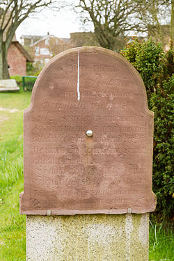 Grabstein des Amrumer Steinmetzes Jan Peters. Er hat etwa 36 von den heute noch erhaltenen Grabsteinen hergestellt.