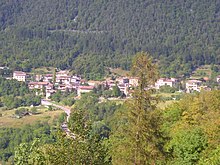 Der Ortsteil Anghebeni (Lange Ebene) in Vallarsa