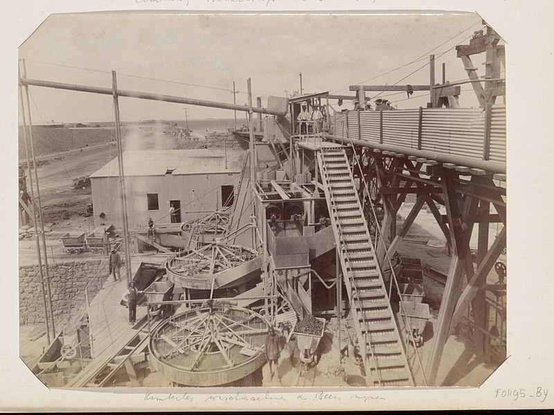 File:Arbeiders aan het werk bij de wasmachine van de De Beersmijnen in Kimberley, RP-F-F01195-BY.jpg