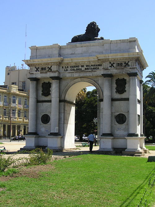 Arco Británico erected 1910 at Eleuterio Ramirez and Avenue Brasil in Valparaíso commemorates Lord Cochrane, Robert Simpson, and other founders of the