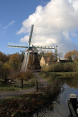Arnhem - Nederlands Openluchtmuseum - Poldermolen in herfst.jpg