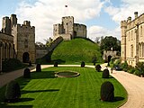 Die normannische Motte von Arundel Castle, einst das Verwaltungszentrum der Vergewaltigung