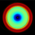 Орбиты более 150 000 астероидов по данным финальной версии третьего каталога (англ. Data Release 3, Gaia DR3[de]), от внутренних частей Солнечной системы до троянских астероидов на расстоянии Юпитера, с разными цветовыми кодами. Желтый круг в центре представляет Солнце. Синий представляет внутреннюю часть Солнечной системы, где находятся околоземные астероиды, пересекающие Марс и планеты земной группы. Главный пояс между Марсом и Юпитером окрашен в зеленый цвет. Трояны Юпитера красные.