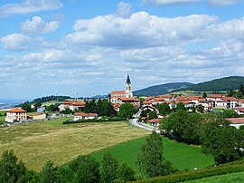 Die Kirche und die umliegenden Gebäude in Aveize