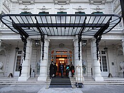 Awning of the Shangri-La hotel in Paris, 23 January 2014