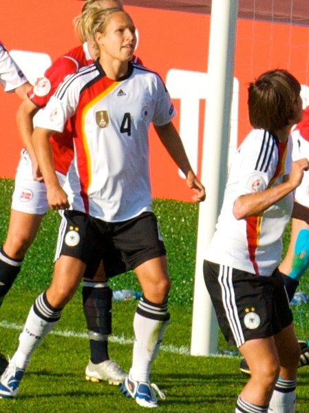 File:Babett Peter (cropped from Euro 2009 - Germany-Norway - Goal Scrum 239).jpg