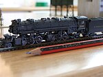 Modelo de EE. UU. De una escala N (1: 160) 2-6-6-2 mostrado con un lápiz para el tamaño