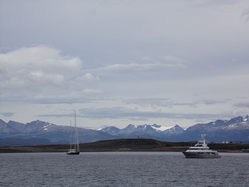 File:Bahía Ushuaia 03.JPG