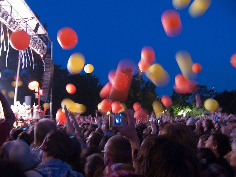 File:Balloons! (3787445509).jpg