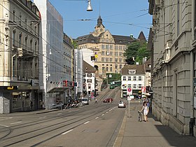 Basel-Stadt, Blick auf dieStraße Steinenberg in Richtung Kohlenberg, links oben: Leonhardsgymnasium