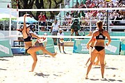 Deutsch: Beachvolleyball bei den Olympischen Jugendspielen 2018; Tag 9, 15. Oktober 2018; Mädchen, Viertelfinale: USA-Spanien 2–1 (21–19/17–21/15–9) English: Beach volleyball at the 2018 Summer Youth Olympics at 15 October 2018 – Girls Quarterfinals: USA-Spain 2–1 (21–19/17–21/15–9)