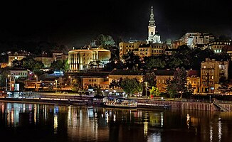 Vy över Belgrad under nattetid.