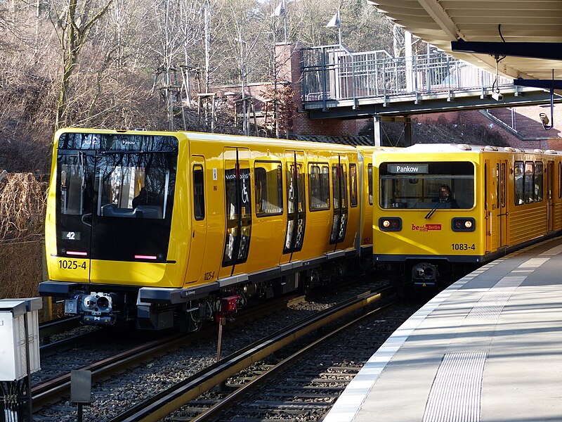 File:Berlin U-Bahn IK at Olympia-Stadion (4).jpg