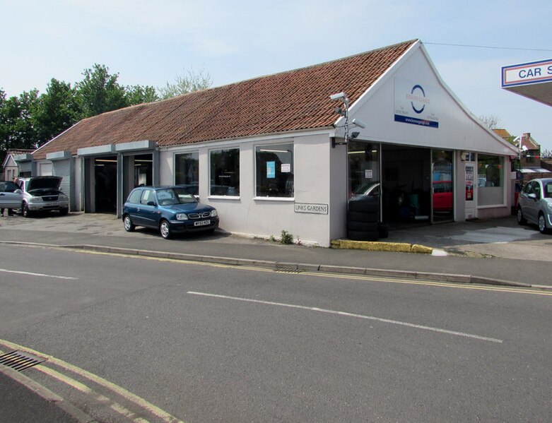 File:Berrow Garage, Burnham-on-Sea - geograph.org.uk - 4948313.jpg