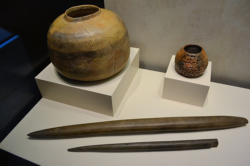 File:Botella, quesera y rejas de arado. Calcolítico. Museo Arqueológico Nacional de España.jpg