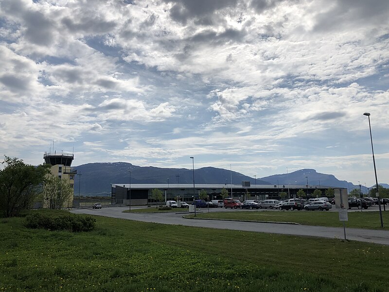 File:Brønnøysund lufthavn, 2019.jpg